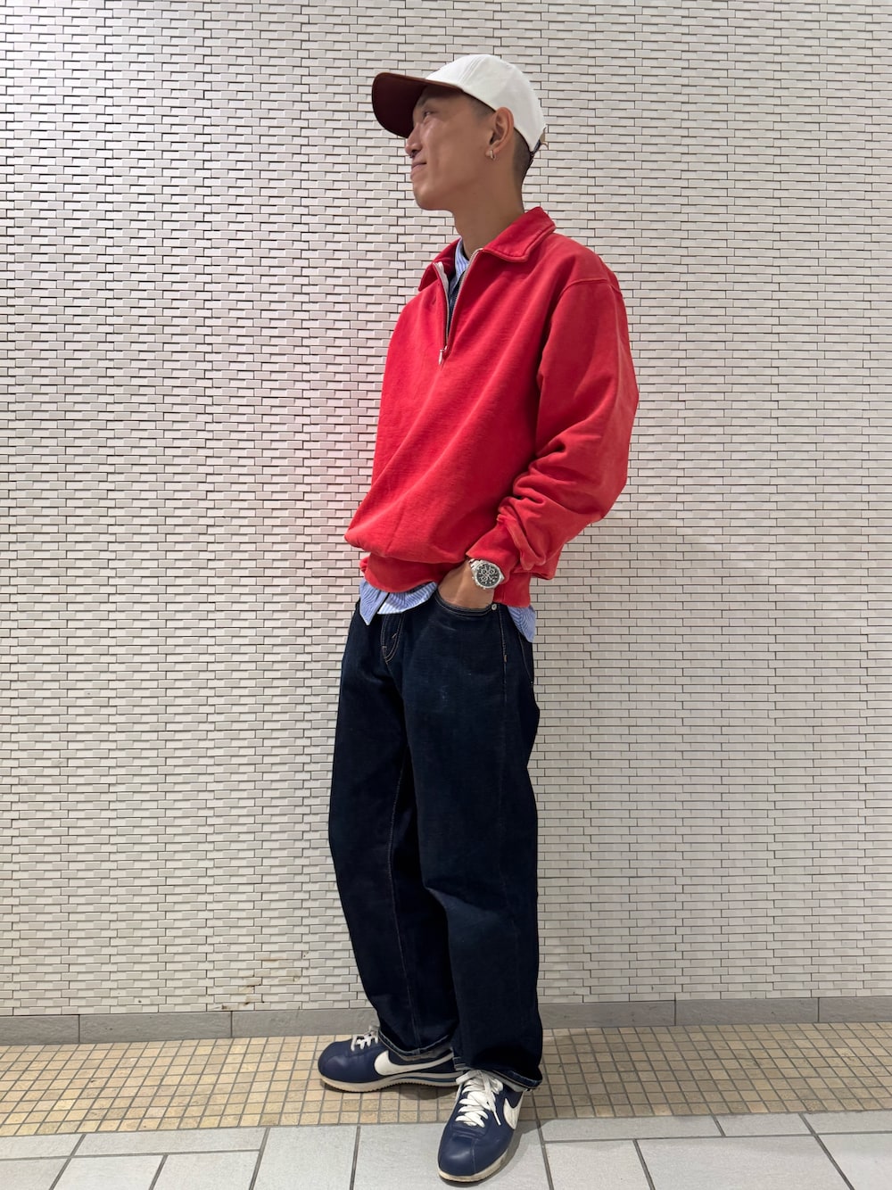 レッド系のスウェットを着用したメンズの秋コーディネートの1枚目の写真