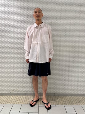 「URBAN RESEARCH DOORS（アーバンリサーチドアーズ）のライトウェイトストライプレギュラーカラーシャツ（シャツ/ブラウス、レッド系）」を使った、江口尊将さん（メンズ・174cm）の夏コーディネート