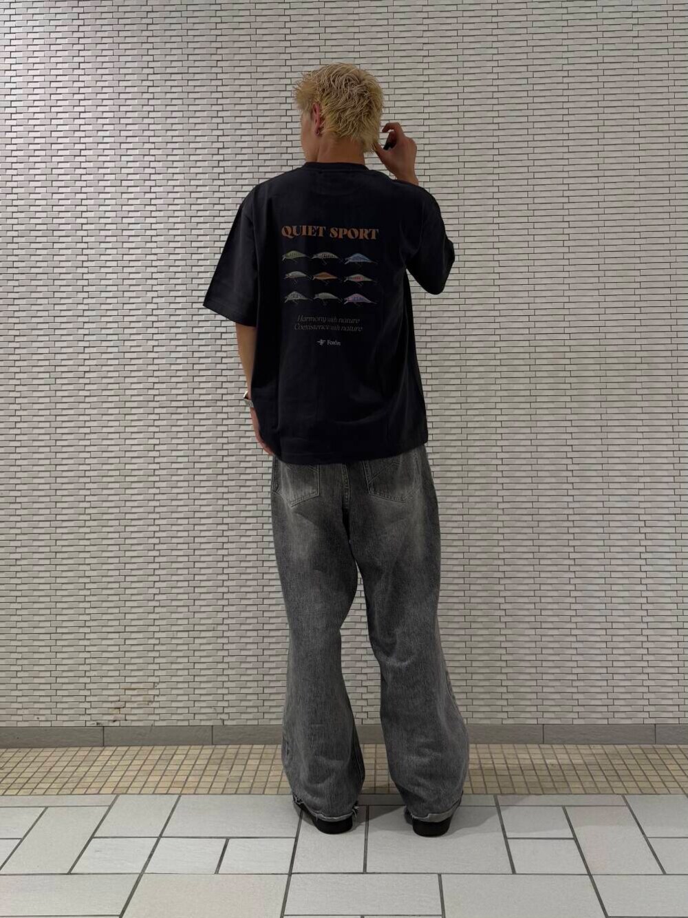 グレー系のTシャツ/カットソーを着用したメンズの夏コーディネートの1枚目の写真