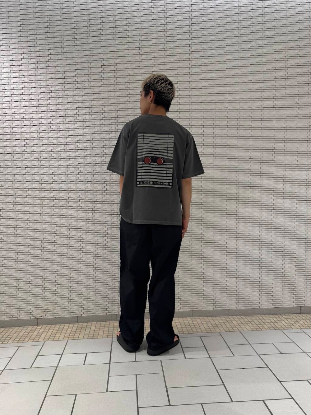 「アーバンリサーチ、urbanresearchdoors、カジュアルコーデ、アーバンリサーチドアーズ、夏コーデ、大人コーデ、キレイめコーデ、一枚で決まるtシャツ」｜「URBAN RESEARCH DOORSのUNIVERSAL(REARWINDOWS) T-SHIRTS（Tシャツ/カットソー、グレー系）」を使った、江口尊将さん（メンズ・174cm）の夏コーディネートの1枚目の写真