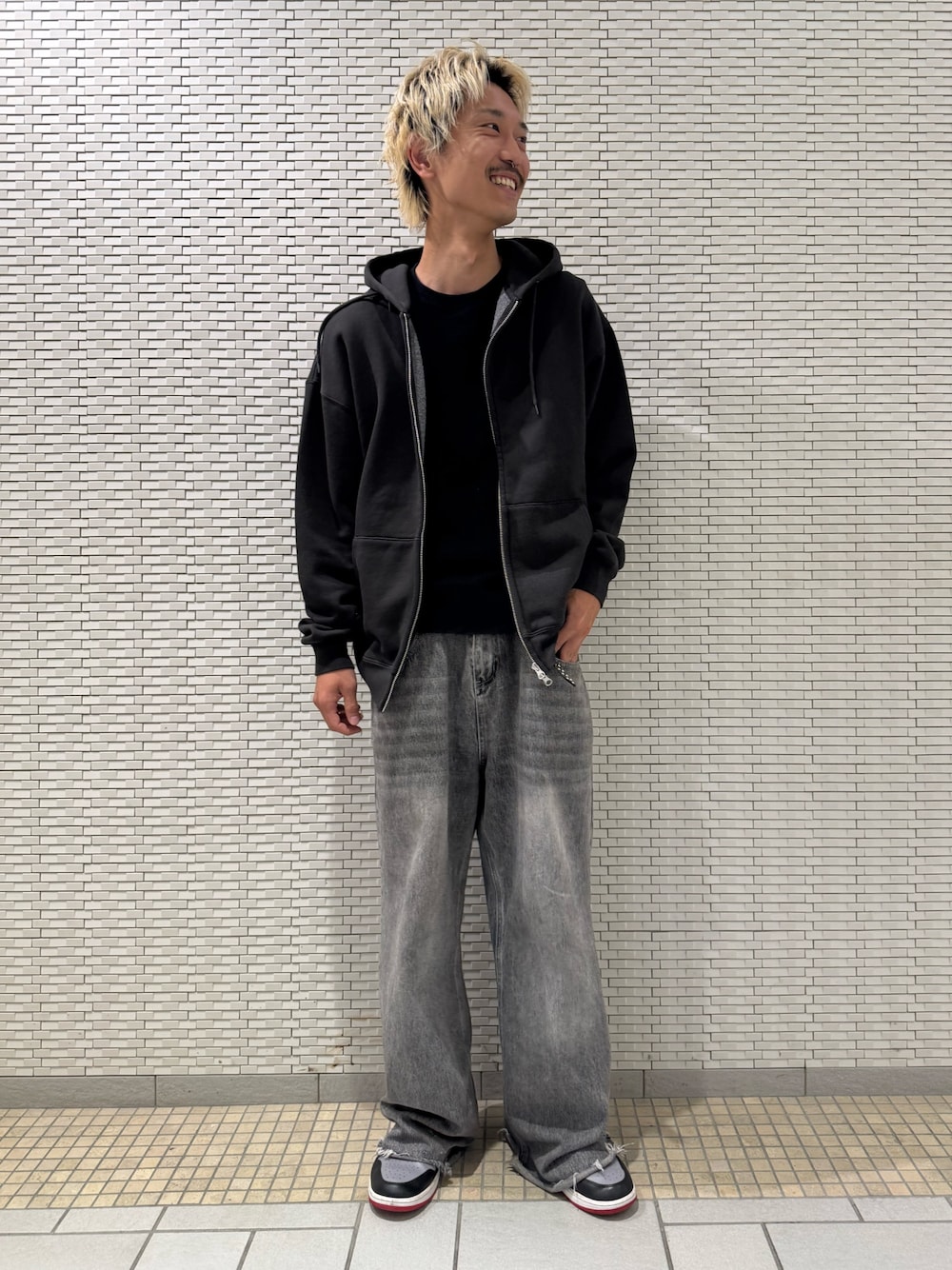 ブラック系のパーカーを着用したメンズの秋コーディネートの1枚目の写真
