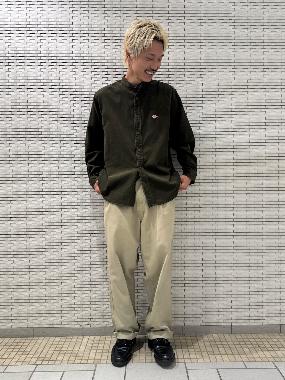 グリーン系のシャツ/ブラウスを着用したメンズの秋コーディネートの1枚目の写真