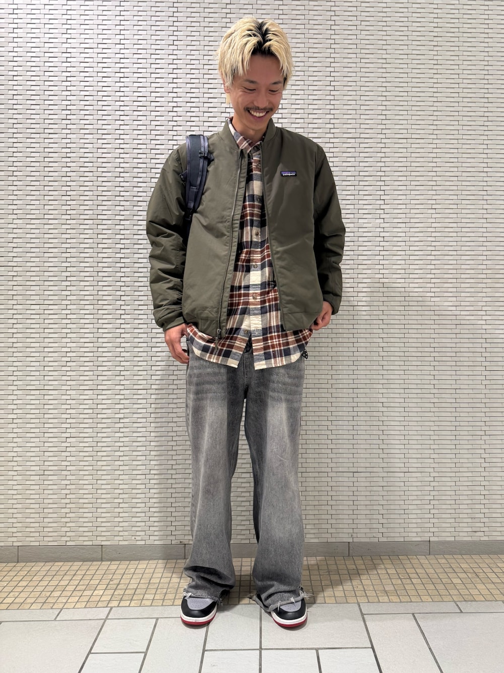 グリーン系のテーラードジャケット、ブラウン系のシャツ/ブラウスを着用したメンズの秋コーディネートの1枚目の写真