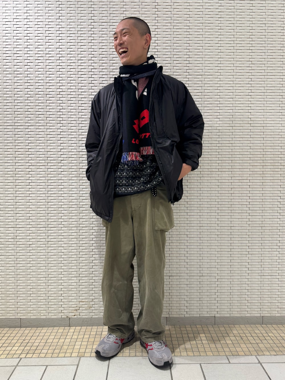 ブラック系のニット/セーター、ブラック系のブルゾンを着用したメンズの冬コーディネートの1枚目の写真