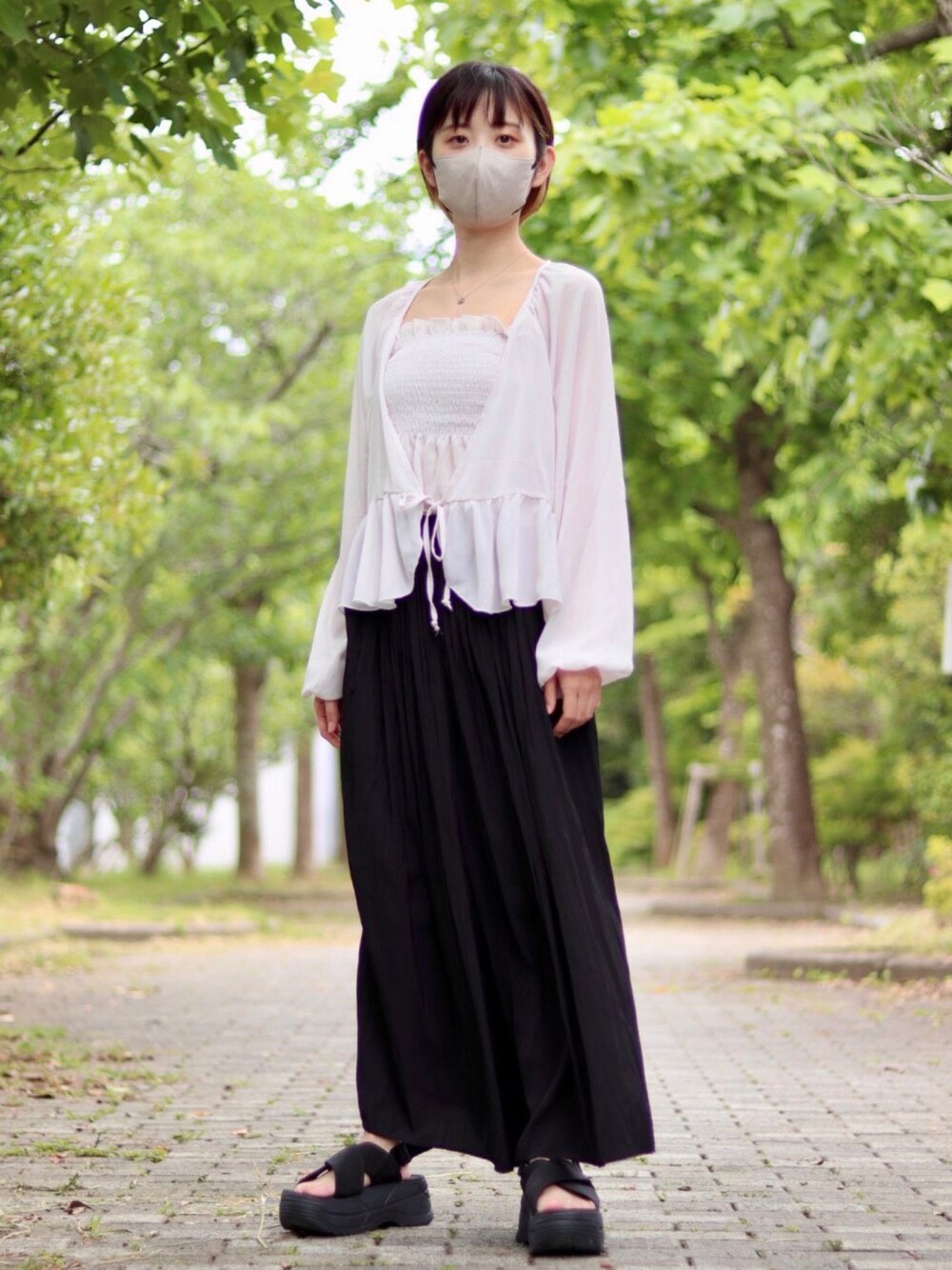 ブラック系のサンダル、ホワイト系のパンツ、ホワイト系のカーディガン/ボレロを着用したレディースの夏コーディネートの1枚目の写真