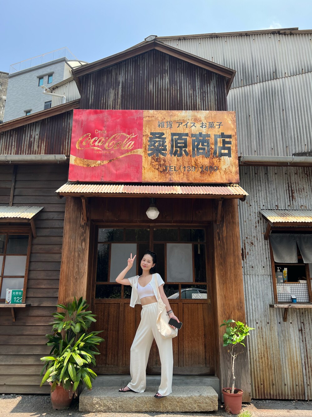 「夏コーデ、オトナカジュアル、シンプルコーデ、大人かわいい、ハット」｜「LOVFEEのアイテム（スポーツブラ、ホワイト系）」を使った、Anna Wangさん（レディース・158cm）の春コーディネートの1枚目の写真