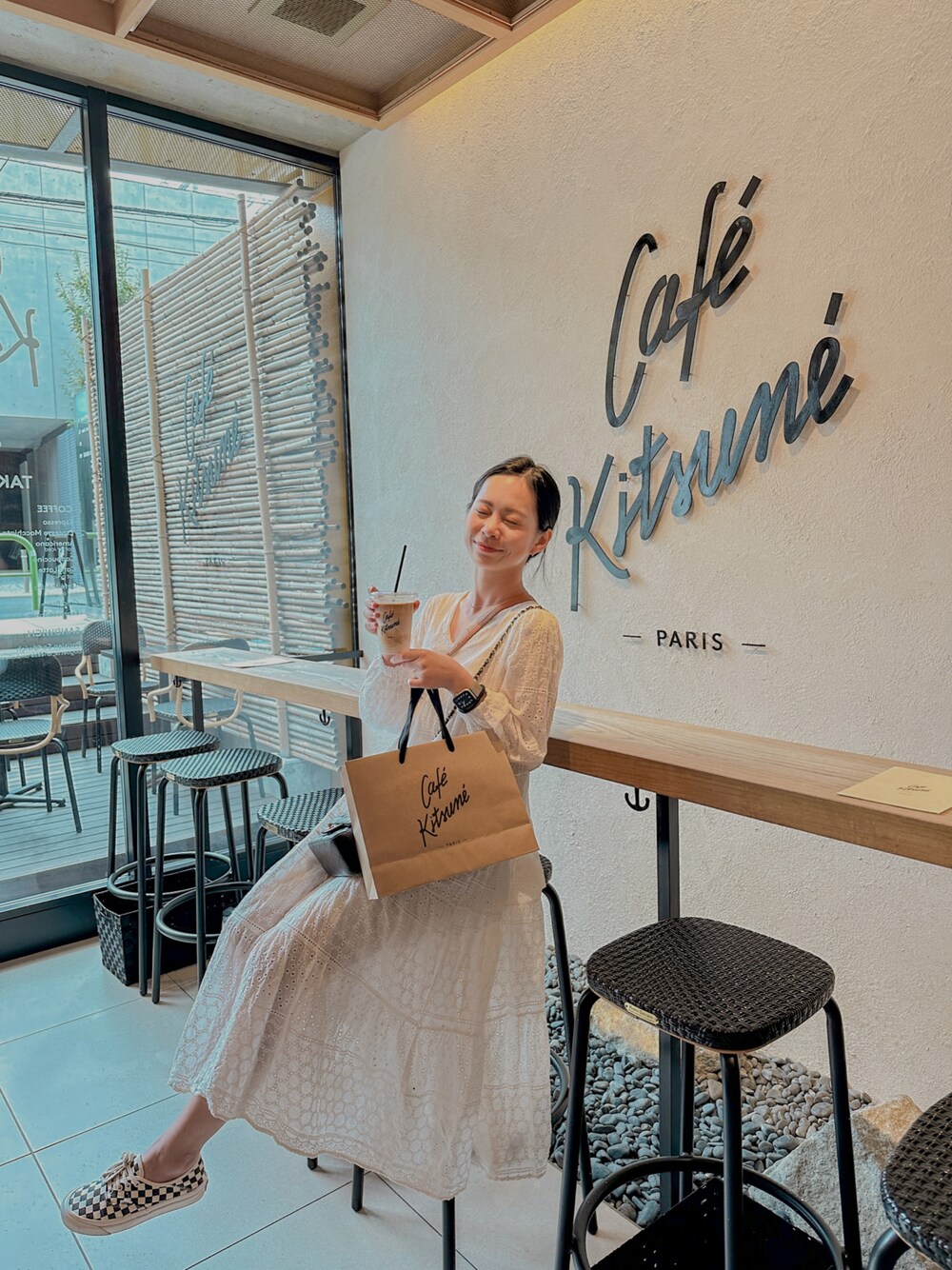 「秋服まるっと大公開、休日コーデ、大人女子、秋のコーデ、シンプル、カジュアル、秋、淡色コーデ、白スニーカー」｜「LOVFEEのアイテム（ワンピース、ホワイト系）」を使った、Anna Wangさん（レディース・158cm）の秋コーディネートの1枚目の写真