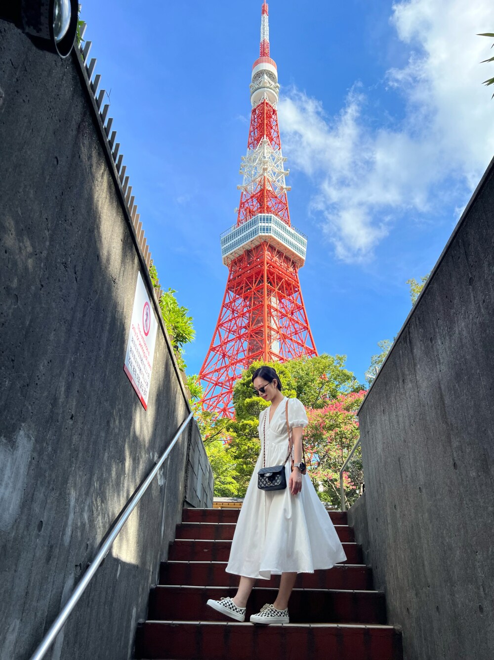 「秋先取りコーデ、オトナ女子、プチプラコーデ、淡色コーデ、白スニーカー」｜「MEIER.Qのアイテム（ワンピース、ホワイト系）」を使った、Anna Wangさん（レディース・158cm）の秋コーディネートの1枚目の写真