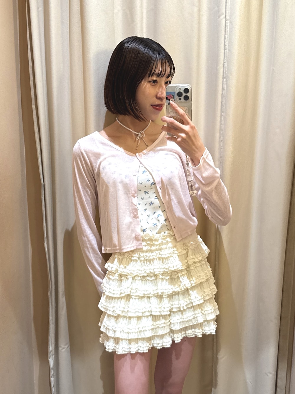 ピンク系のTシャツ/カットソー、ホワイト系のスカート、ホワイト系のトートバッグを着用したレディースの夏コーディネートの1枚目の写真