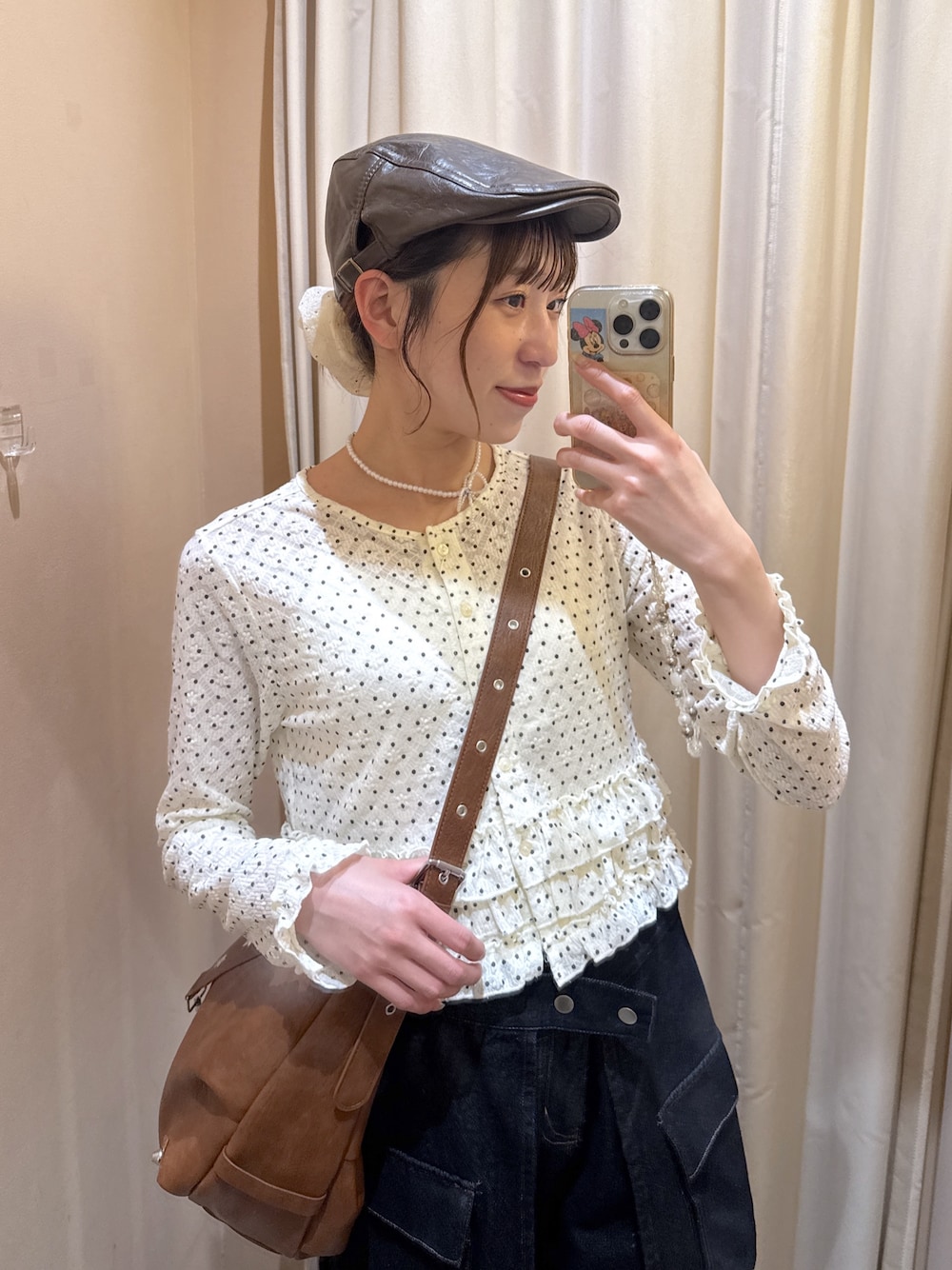 ホワイト系のTシャツ/カットソー、ブルー系のデニムパンツ、ブラウン系のトートバッグを着用したレディースの春コーディネートの1枚目の写真