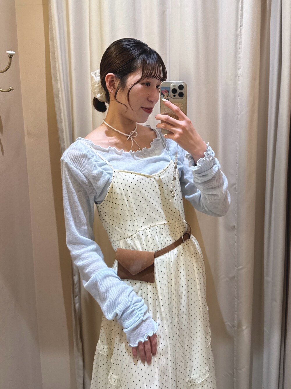 イエロー系のブーツ、ホワイト系のワンピース、ブルー系のTシャツ/カットソーを着用したレディースの春コーディネートの1枚目の写真