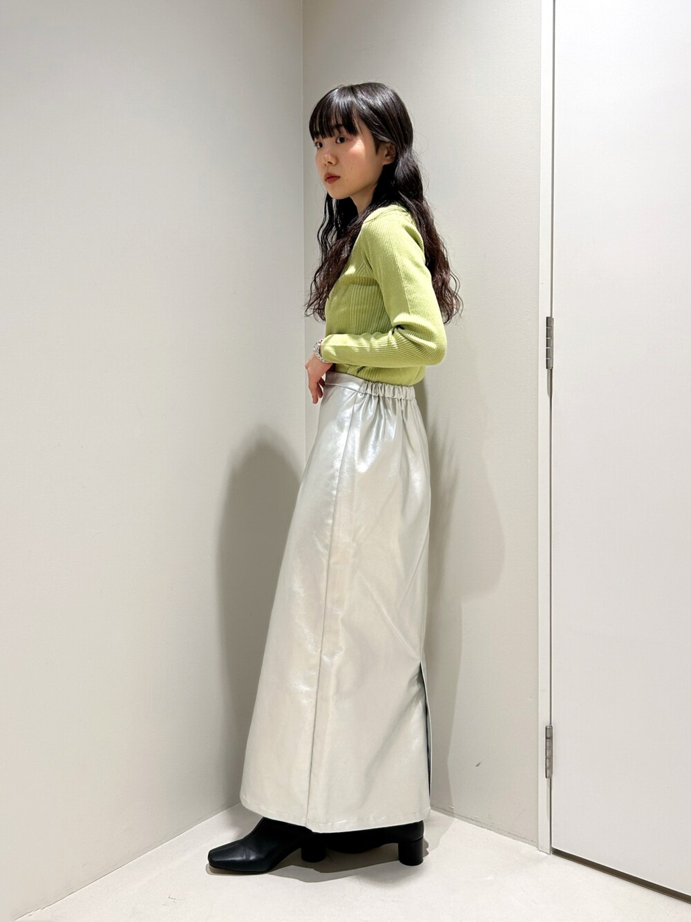 椿オイル加工リブカーディガンを使った人気ファッション