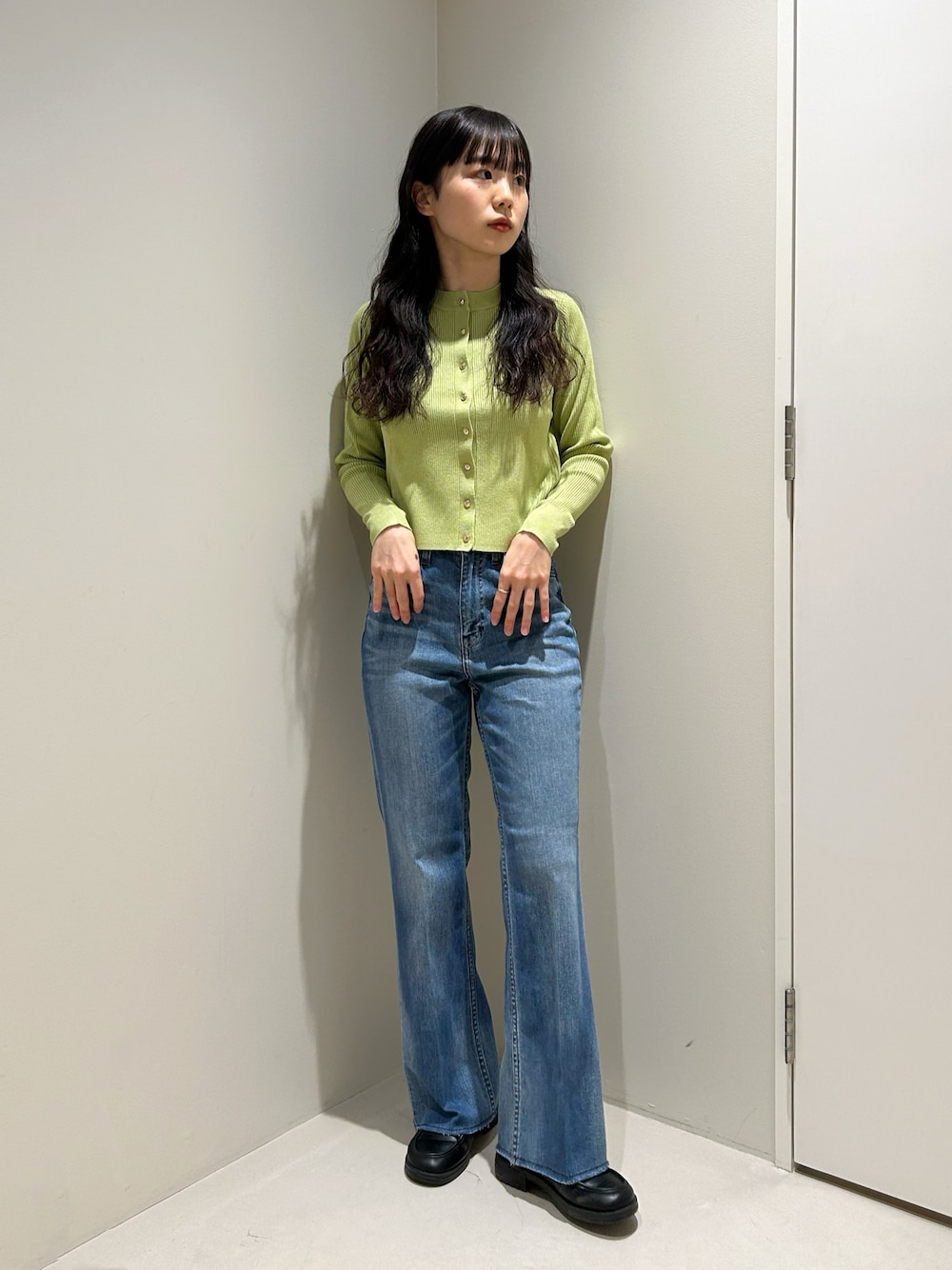 椿オイル加工リブカーディガンを使った人気ファッション