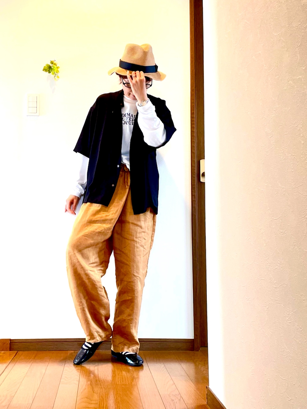 「レイヤードスタイル、半袖シャツ、バンドカラーシャツ、ロンT、イージーパンツ、カラーパンツ、初夏コーデ、春夏コーデ、大人カジュアル、ハット、麦わら帽子、バレエシューズ、キレイめカジュアル、40代ファッション、シャツスタイル」｜「Craft Nicholsonのブライトポプリン リラックス バンドカラー 半袖シャツ（シャツ/ブラウス、ブラック系）」を使った、ike mieさん（骨格ナチュラル・レディース・158cm）の春コーディネートの1枚目の写真