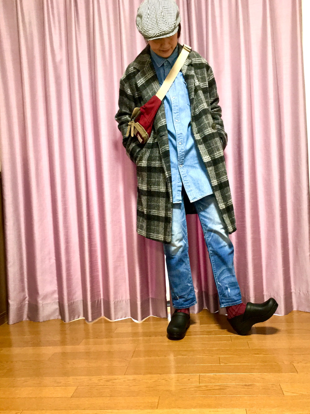 「チェック、デニム、セットアップ、チェスターコート、デニムシャツ、大人カジュアル、メンズライク、革靴、ハンチング、古着MIX、チェックコート、デニム オン デニム、ボディバッグ、秋冬コーデ、笑顔の輪を繋ごう」｜「Wranglerの古着のメンズ、デニムダンガリーシャツ（シャツ/ブラウス、ブルー系）」を使った、ike mieさん（レディース・158cm）の秋コーディネートの1枚目の写真