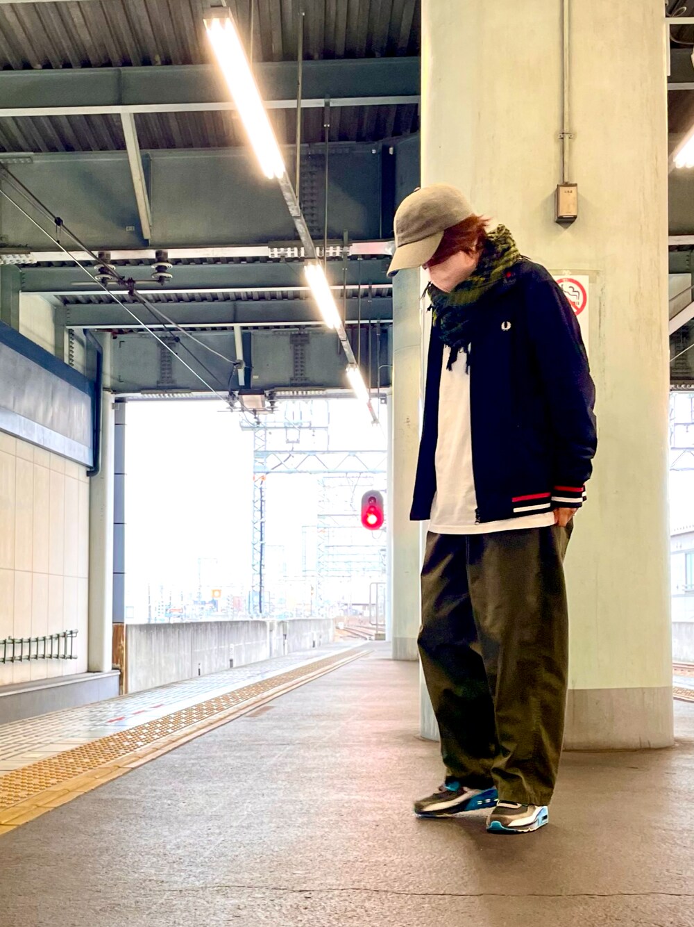 「ブルゾン、トラックジャケット、古着、キャップ、イージーパンツ、ロンT、スニーカー、NIKE、エアマックス、ストリート、春コーデ、大人カジュアル、ストール、メンズライク、うさこのスウィーツ同盟会」｜「FRED PERRYの古着で見つけた。メンズSサイズ（ブルゾン、ブラック系）」を使った、ike mieさん（骨格ナチュラル・レディース・158cm）の春コーディネートの1枚目の写真
