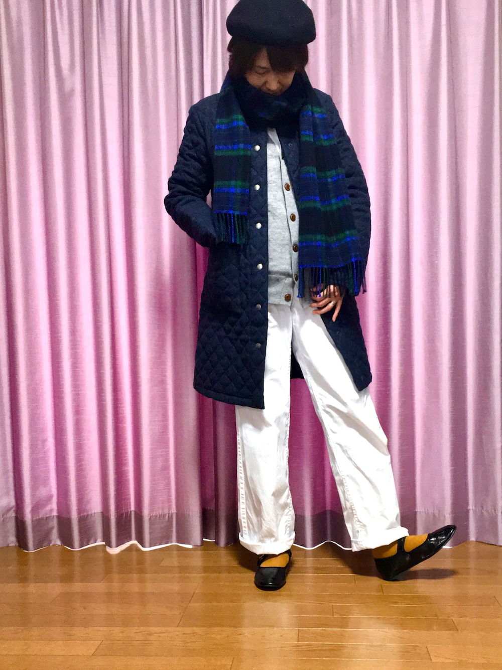 グレー系のカーディガン/ボレロ、ホワイト系のパンツ、ブラック系のバレエシューズを着用したレディースの冬コーディネートの1枚目の写真