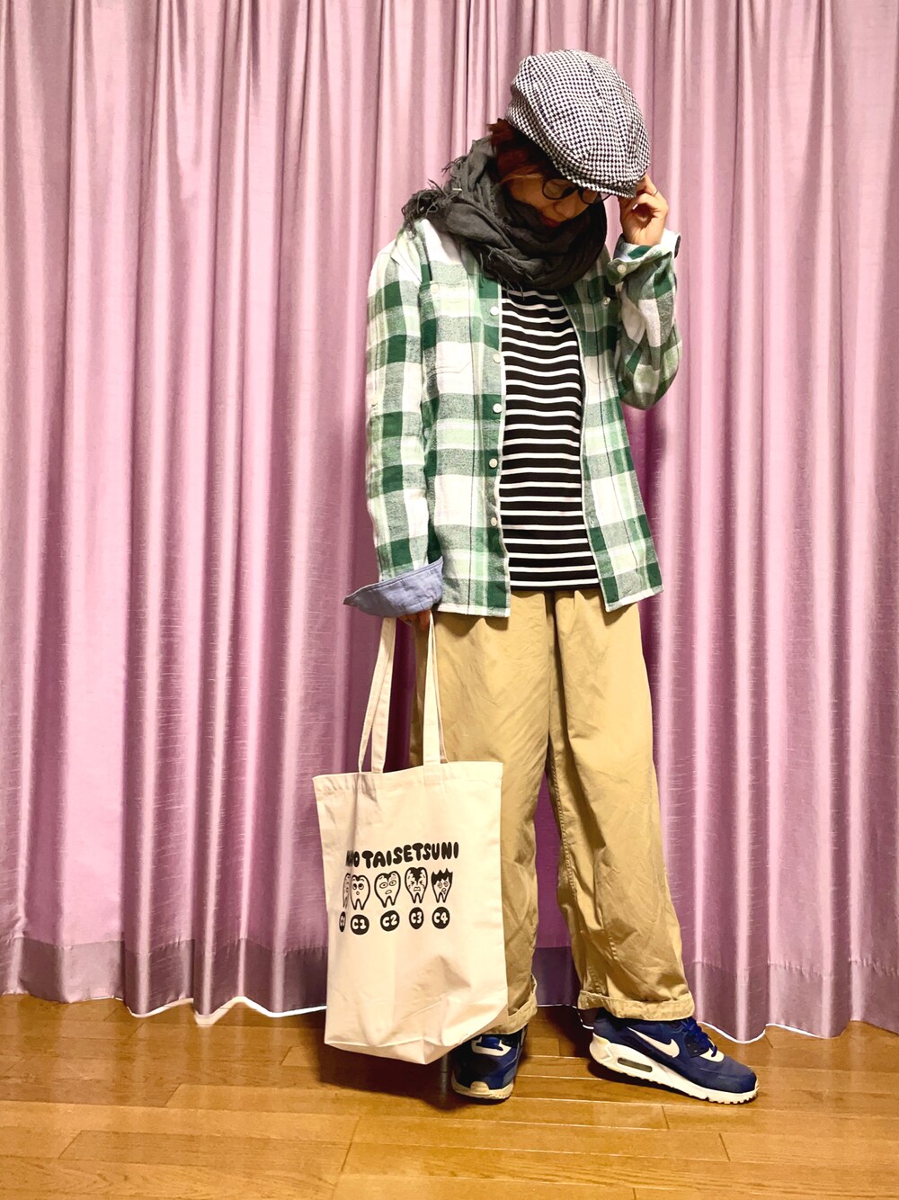 グリーン系のシャツ/ブラウス、ベージュ系のチノパンツ、ブルー系のスニーカーを着用したレディースの春コーディネートの1枚目の写真