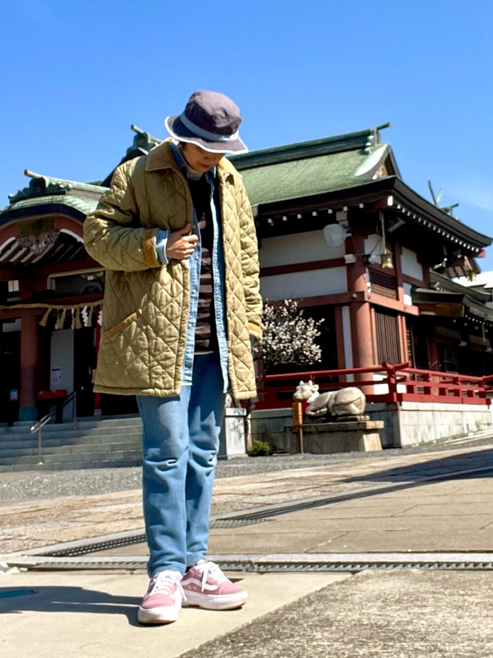 「キルティングジャケット、レイヤードスタイル、デニムシャツ、スウェットパンツ、ボーダー、ボーダートップス、スニーカー、VANS、厚底シューズ、春コーデ、ホワイト、アラフィフ、メンズライク」｜「HUSKYの古着。キルティングコート。メンズ。（その他アウター、ベージュ系）」を使った、ike mieさん（レディース・158cm）の春コーディネートの1枚目の写真