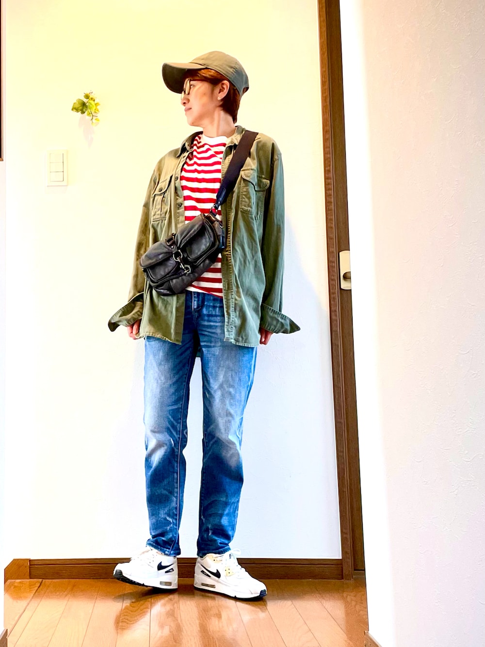 「デニムフェス2023、デニム、デニムパンツ、Tシャツ、シャツスタイル、ミリタリー、ボーダー、キャップ、スニーカー、NIKE、エアマックス、ショルダーバッグ、大人カジュアル、秋コーデ、白スニーカー」｜「休日と詩(オオカミとフクロウ)の日本製。シリーズによって、それぞれ違うブランド名がついてます🏷（Tシャツ/カットソー、レッド系）」を使った、ike mieさん（骨格ナチュラル・レディース・158cm）の秋コーディネートの1枚目の写真