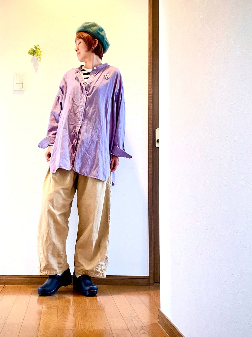 パープル系のシャツ/ブラウス、ベージュ系のチノパンツ、ホワイト系のTシャツ/カットソーを着用したレディースの秋コーディネートの1枚目の写真