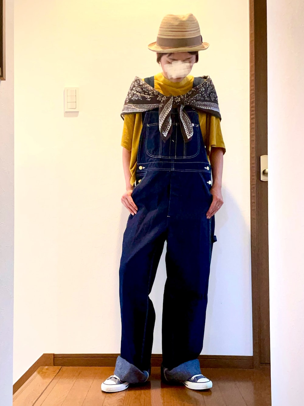 ブルー系のサロペット/オーバーオール、イエロー系のTシャツ/カットソー、ブルー系のスニーカーを着用したレディースの夏コーディネートの1枚目の写真