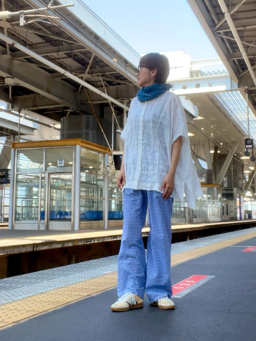 オレンジ系のスニーカー、ホワイト系のシャツ/ブラウス、ブルー系のその他パンツを着用したレディースの夏コーディネートの1枚目の写真