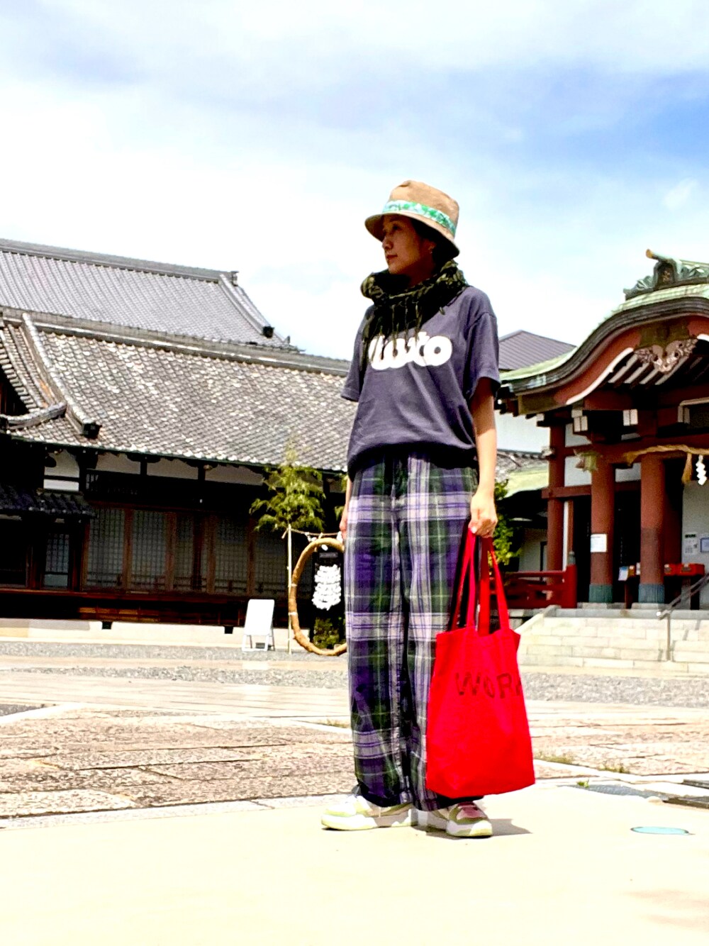 ブルー系のTシャツ/カットソー、ブルー系のその他パンツ、グリーン系のスニーカーを着用したレディースの夏コーディネートの1枚目の写真