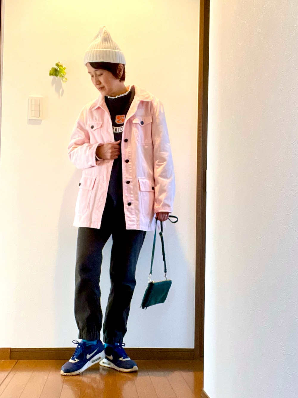 「春コーデ、カバーオール、古着MIX、スウェット、スウェットパンツ、スニーカー、NIKE、エアマックス、ニット帽、大人カジュアル、ピンク、ミニバッグ、アラフィフ、ショートヘア、ジャケット」｜「H A Pの日本製。（カバーオール、ピンク系）」を使った、ike mieさん（レディース・158cm）の春コーディネートの1枚目の写真