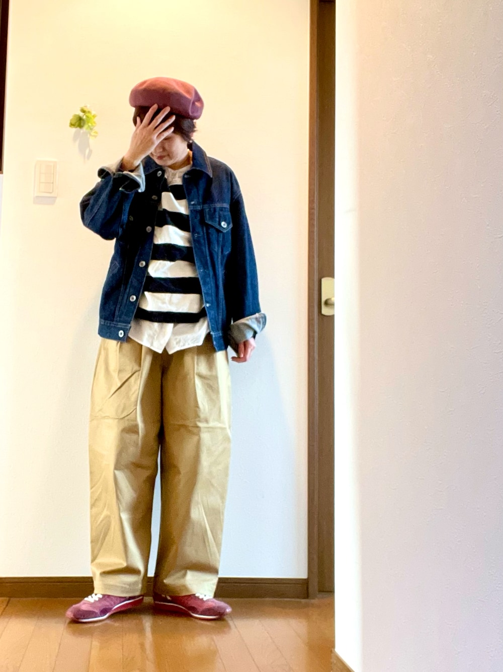 ブラック系のTシャツ/カットソー、レッド系のスニーカー、ブルー系のデニムジャケットを着用したレディースの秋コーディネートの1枚目の写真