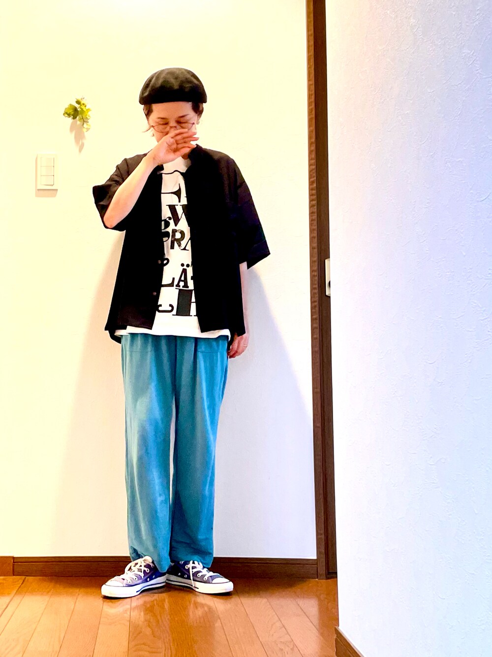ホワイト系のTシャツ/カットソー、ブラック系のシャツ/ブラウス、ブルー系のパンツを着用したレディースの夏コーディネートの1枚目の写真