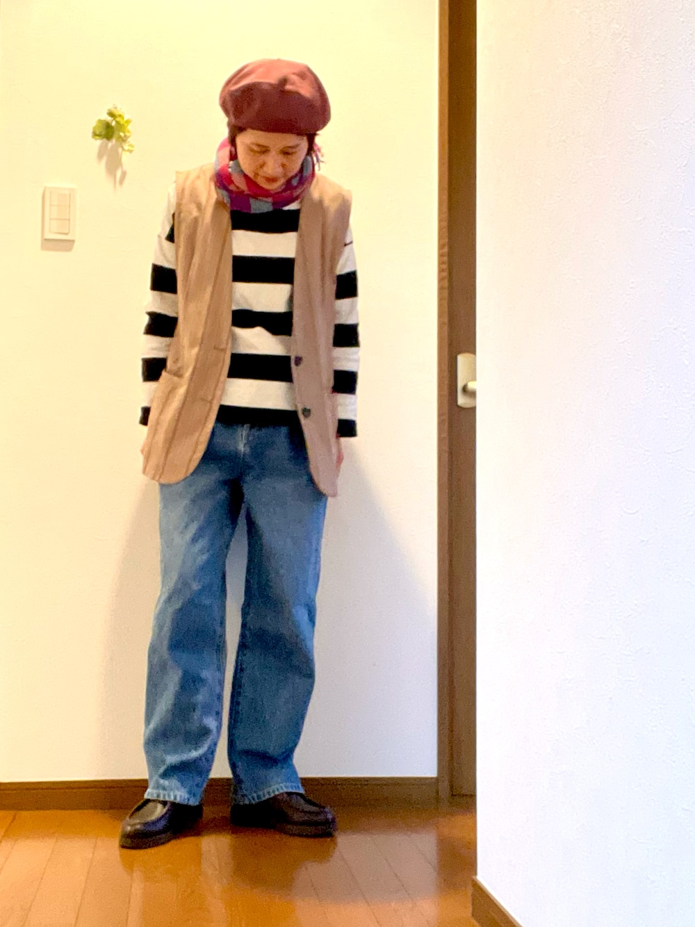 「ベスト、デニム、デニムパンツ、ジレ、ボーダー、春コーデ、ストール、ベレー帽、大人カジュアル、レイヤードスタイル、チロリアンシューズ、革靴、アラフィフ、ストライプ、なりきりフェス」｜「Johnbullのデニムタックパンツ（デニムパンツ、ブルー系）」を使った、ike mieさん（レディース・158cm）の春コーディネートの1枚目の写真
