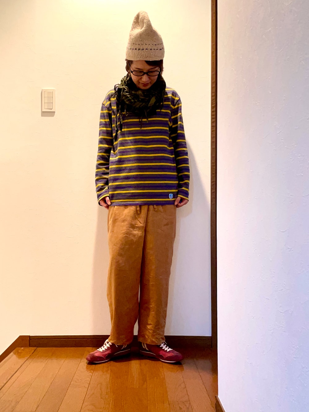「WEARハロウィン2022、ボーダー、バスクシャツ、カラーコーデ、大人カジュアル、イージーパンツ、リネン、スニーカー、ニット帽、ストール、秋コーデ、カラーパンツ、めがね、古着MIX、チェック」｜「ORCIVALの古着屋で購入（Tシャツ/カットソー、グレー系）」を使った、ike mieさん（骨格ナチュラル・レディース・158cm）の秋コーディネートの1枚目の写真
