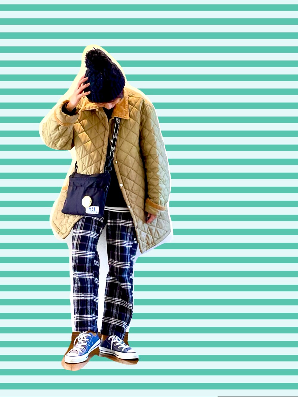 ベージュ系のその他アウター、ブラック系のその他パンツ、ブルー系のスウェットを着用したレディースの冬コーディネートの1枚目の写真