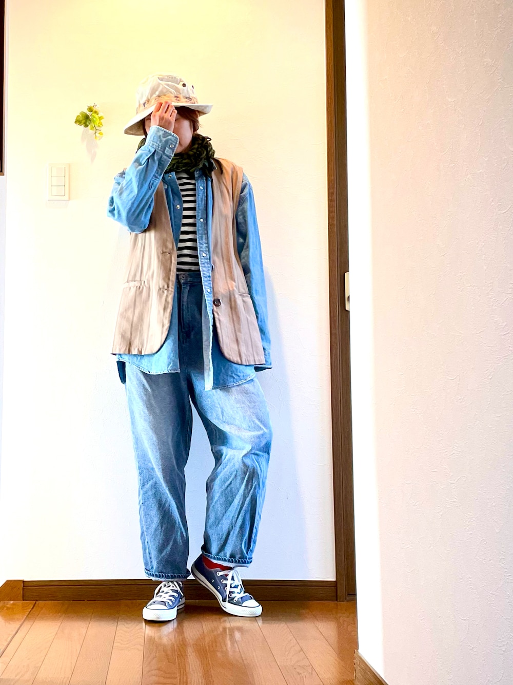 「デニム、デニムシャツ、デニムパンツ、ベスト、レイヤードスタイル、デニム オン デニム、バケットハット、春コーデ、スニーカー、コンバース、ボーダー、大人カジュアル、ストール、メンズライク、古着MIX」｜「apres jour mignonのストライプジレ【ZOZOTOWN限定アイテム】【SETUP着用可能】（ベスト、ベージュ系）」を使った、ike mieさん（骨格ナチュラル・レディース・158cm）の春コーディネートの1枚目の写真