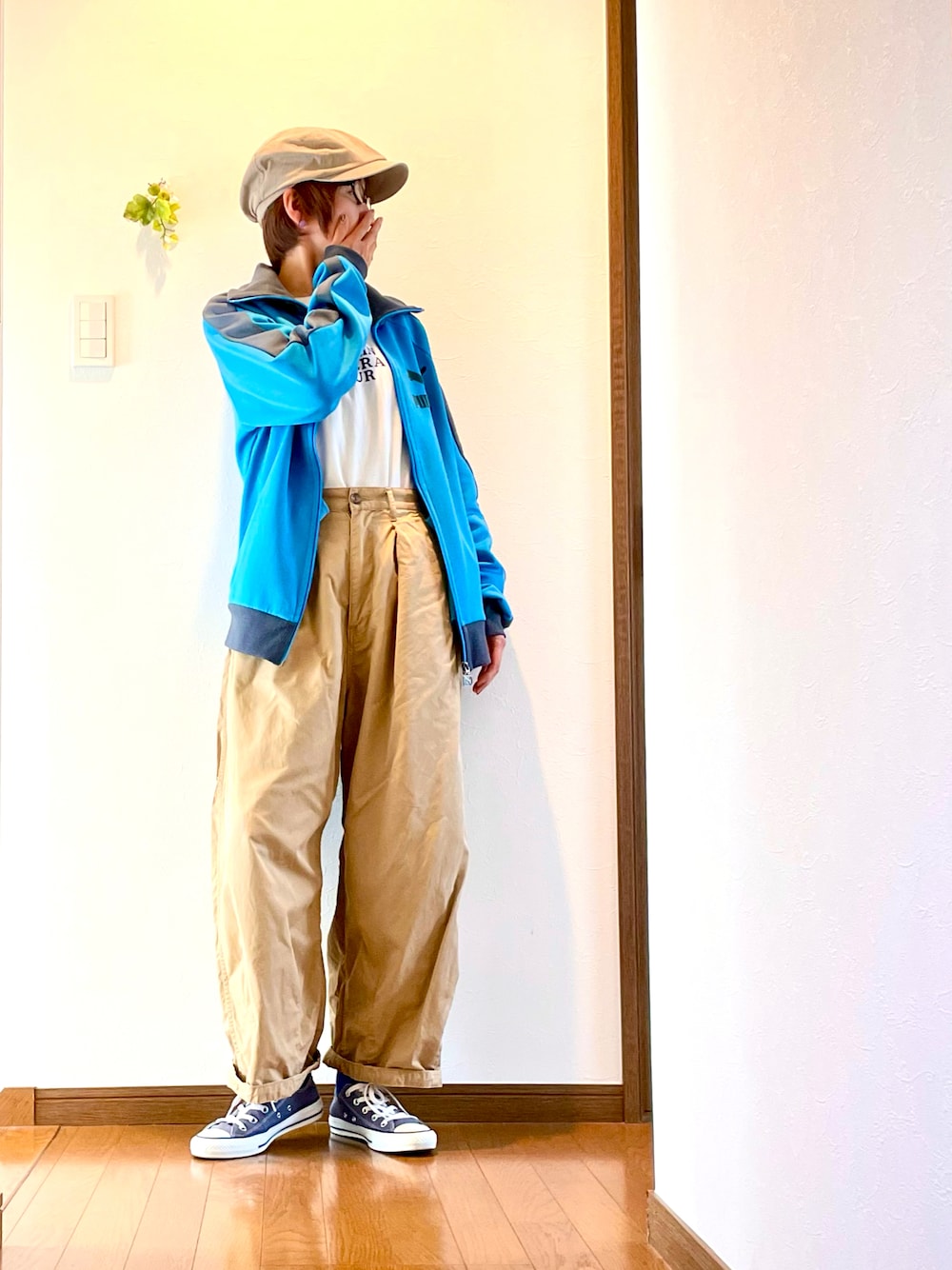 「ジャージ、トラックジャケット、ロゴT、ロゴ、チノパン、ワイドパンツ、大人カジュアル、スニーカー、コンバース、スポーツミックス、キャスケット、PUMA、ロゴTシャツ、ゆみっつ春のロゴまつり2023、ネイル」｜「PUMAのアイテム（ジャージ、ブルー系）」を使った、ike mieさん（骨格ナチュラル・レディース・158cm）の春コーディネートの1枚目の写真