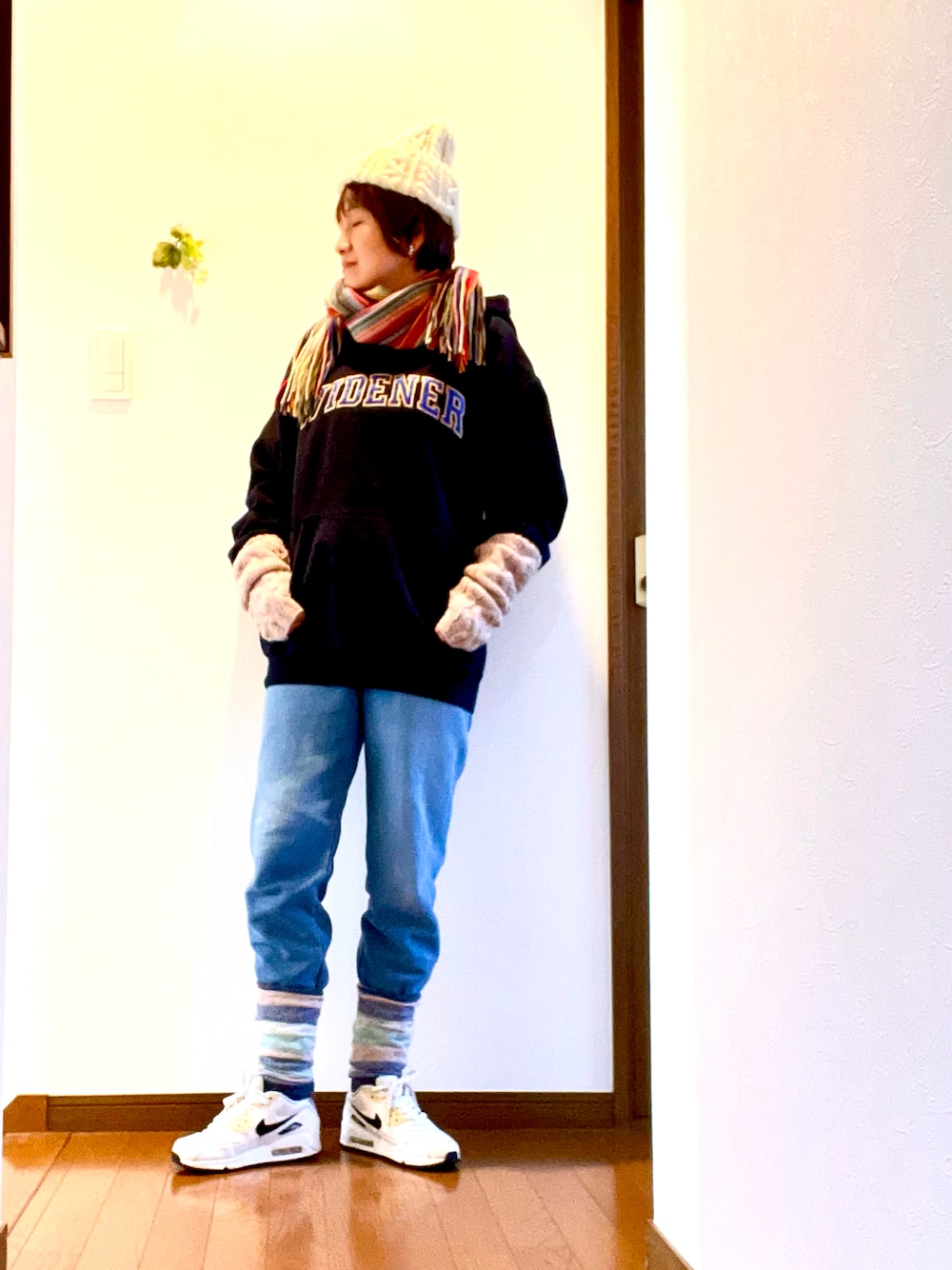 「冬コーデ、パーカー、スウェット、スウェットパンツ、マフラー、スニーカー、NIKE、エアマックス、ニット帽、古着、大人カジュアル、レッグウォーマー、ロゴスウェット、休日コーデ、アラフィフ」｜「OARSMANの古着。（パーカー、ブラック系）」を使った、ike mieさん（レディース・158cm）の冬コーディネートの1枚目の写真