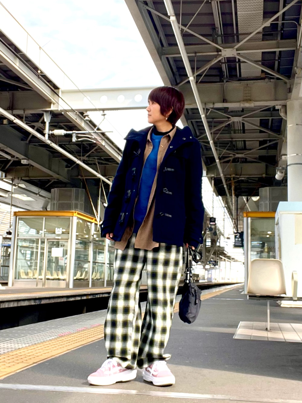 ブルー系のダッフルコート、グリーン系のその他パンツ、ブルー系のスウェットを着用したレディースの春コーディネートの1枚目の写真