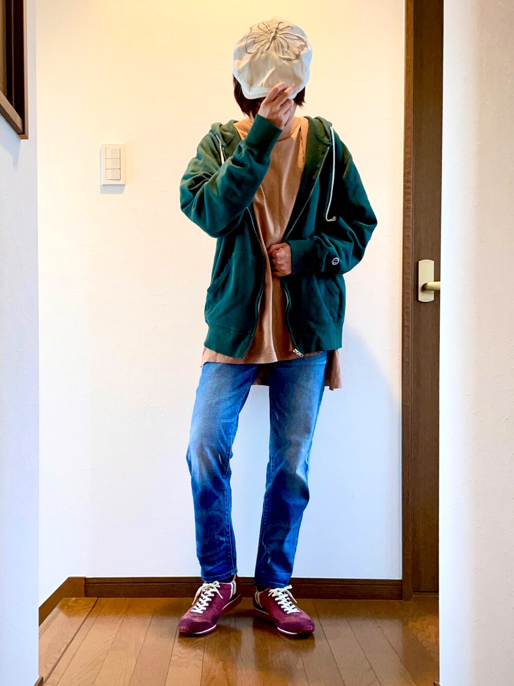 「パーカー、スウェット、デニムパンツ、大人カジュアル、スニーカー、Tシャツ、グリーン、Champion、ハンチング、メンズライク、デニム、古着、ハグフェス、ビタミンカラー、アースカラー」｜「Championの古着。Lサイズ。（パーカー、グリーン系）」を使った、ike mieさん（レディース・158cm）の春コーディネートの1枚目の写真