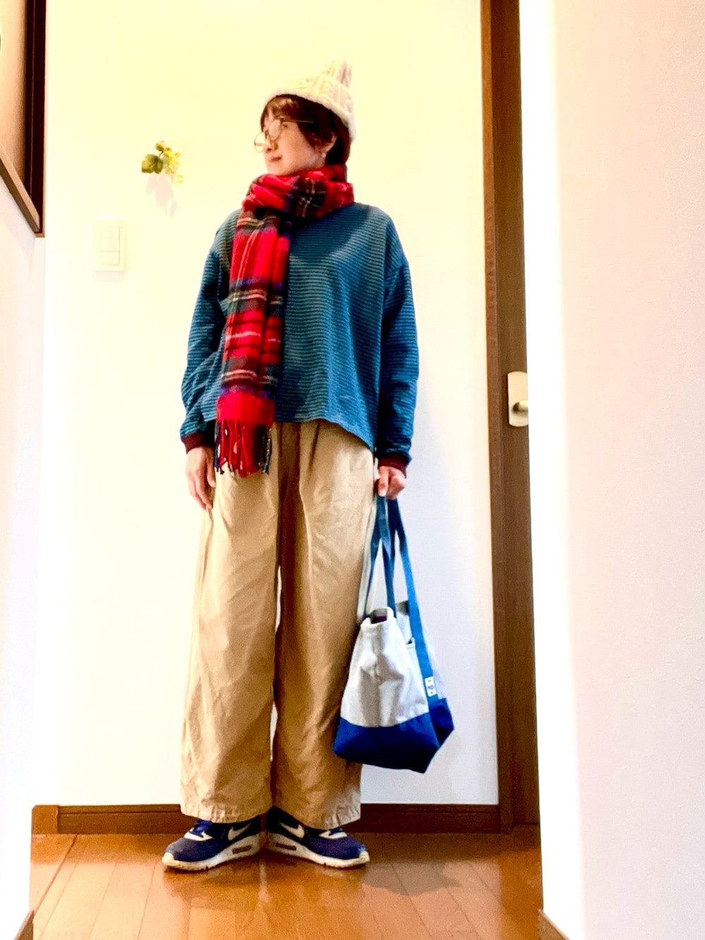 ブルー系のTシャツ/カットソー、ベージュ系のチノパンツ、ブルー系のスニーカーを着用したレディースの秋コーディネートの1枚目の写真