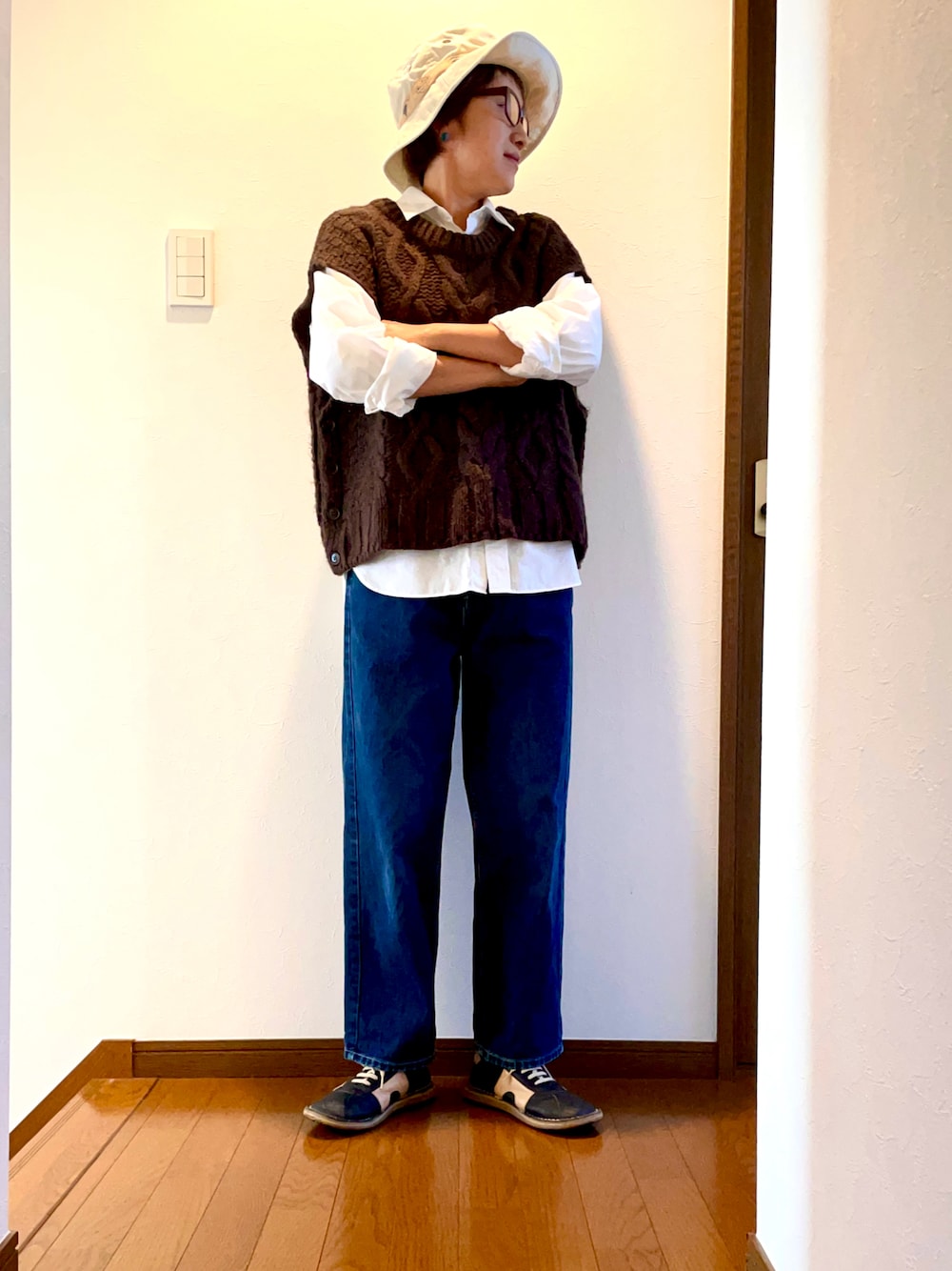 「ジブリフェス、ベスト、ニットベスト、めがね、デニム、秋コーデ、スニーカー」｜「Leeのアイテム（デニムパンツ、ブルー系）」を使った、ike mieさん（骨格ナチュラル・レディース・158cm）の秋コーディネートの1枚目の写真