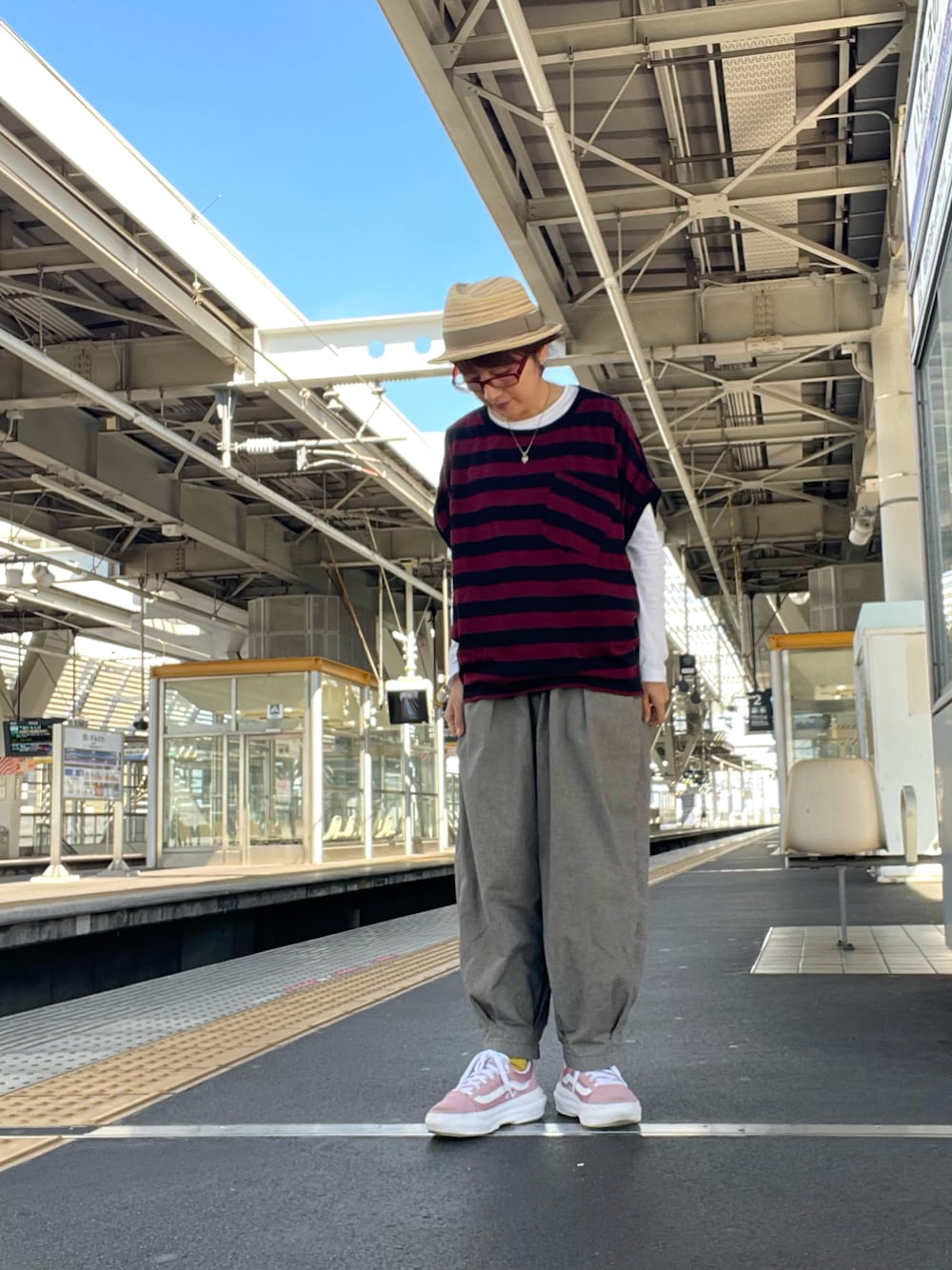 グレー系のその他パンツ、レッド系のTシャツ/カットソー、ピンク系のスニーカーを着用したレディースの秋コーディネートの1枚目の写真