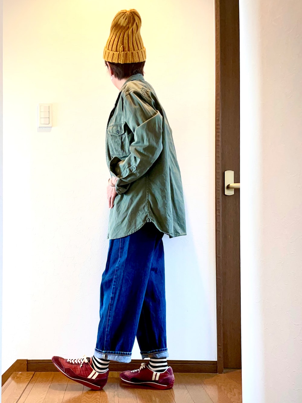 「秋コーデ、デニム、デニムパンツ、大人カジュアル、シャツスタイル、ミリタリー、ミリタリーシャツ、ボーダー、ボーダーソックス、スニーカー、ニット帽、カーキ、LEE、ジーンズ、ニットキャップ」｜「Leeのアイテム（デニムパンツ、ブルー系）」を使った、ike mieさん（レディース・158cm）の秋コーディネートの1枚目の写真