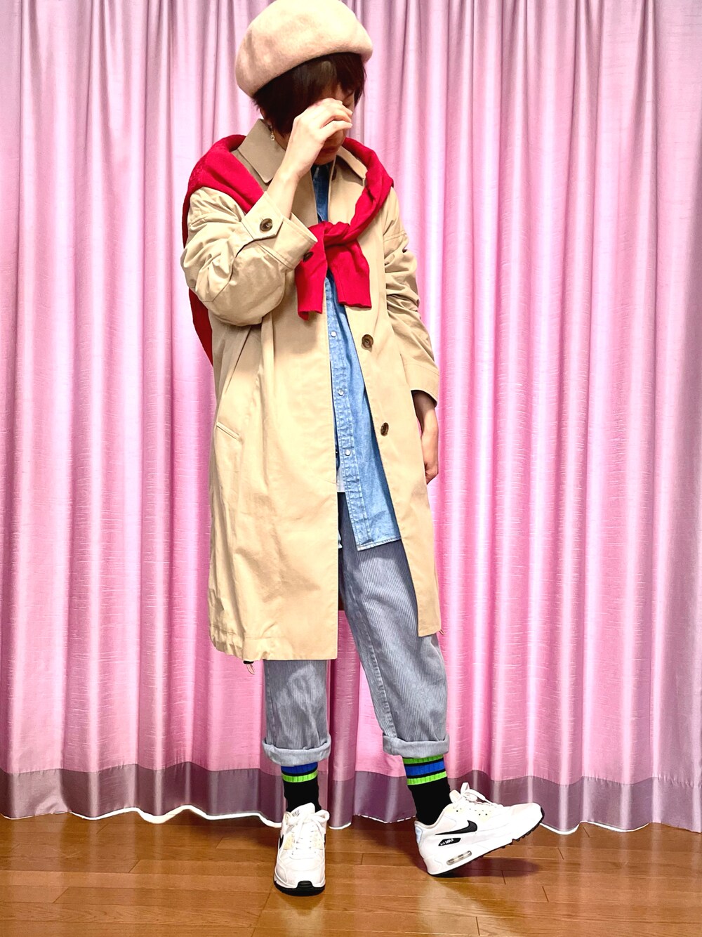 「ステンカラーコート、春アウター、コーデュロイ、カラーパンツ、デニムシャツ、古着MIX、スニーカー、NIKE、赤ニット、ベレー帽、ロールアップ、ファミマ靴下、白スニーカー、春コーデ、大人カジュアル」｜「fredy repitのオックスステンカラ―コート（ステンカラーコート、ベージュ系）」を使った、ike mieさん（レディース・158cm）の春コーディネートの1枚目の写真