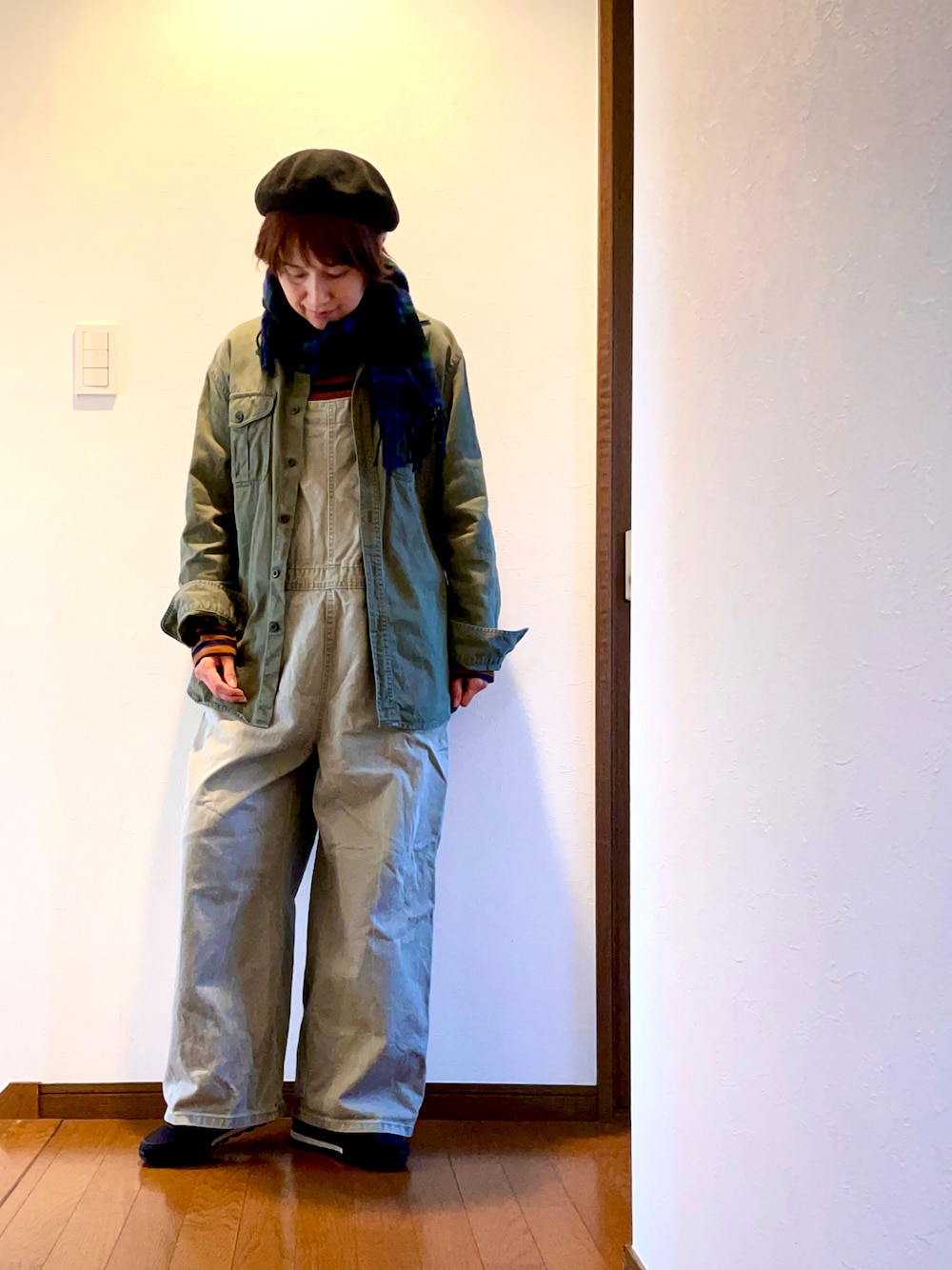 グリーン系のシャツ/ブラウス、グリーン系のサロペット/オーバーオール、ブラウン系のTシャツ/カットソーを着用したレディースの秋コーディネートの1枚目の写真