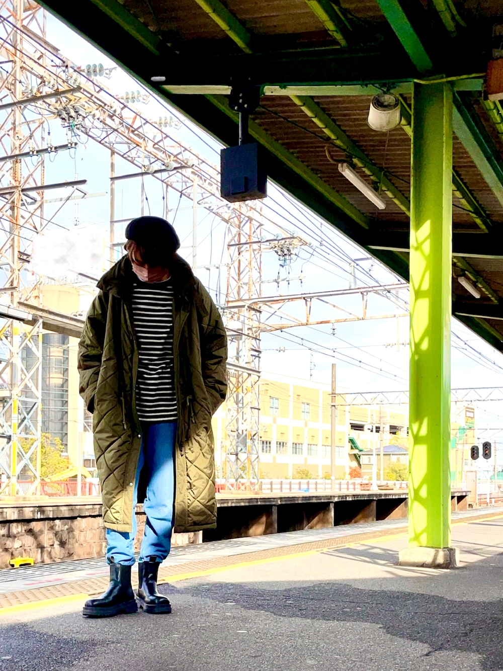 グリーン系のその他アウター、ブラック系のTシャツ/カットソー、ブルー系のスウェットパンツを着用したレディースの冬コーディネートの1枚目の写真