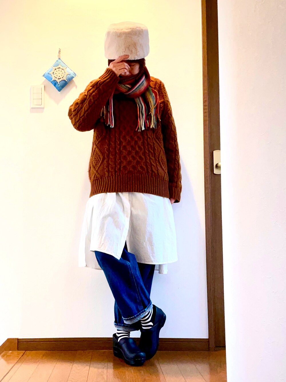 「ケーブルニット、シャツワンピ、デニム、レイヤードスタイル、私の好きなデニムコーデ、冬コーデ、デニムパンツ、ニット、マフラー、マフラーぐるぐる、ロシアン帽、ボーダー、革靴、LEE、大人カジュアル」｜「SENSE OF PLACE by URBAN RESEARCHのクルーネックフィッシャーマンセーター（ニット/セーター、ブラウン系）」を使った、ike mieさん（骨格ナチュラル・レディース・158cm）の冬コーディネートの1枚目の写真
