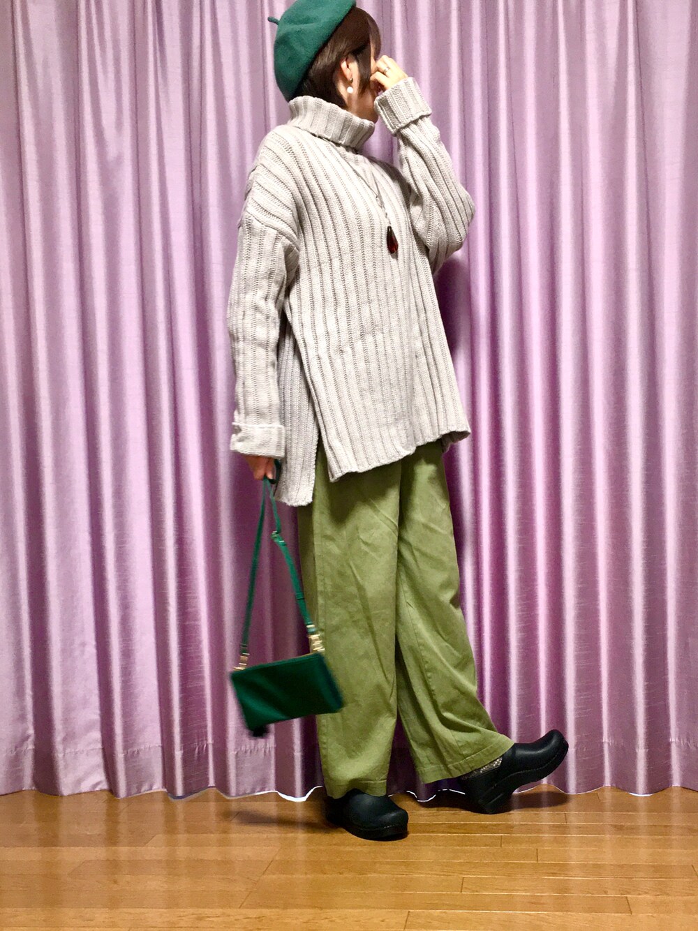 「ネックレス、ニット、グリーン、ベレー帽、ゆるニット、冬コーデ、タートルネック、大人カジュアル、カーキ、ワイドパンツ、タートルネックニット、パンツスタイル、ミニバッグ、グリーンフェス❶❸」｜「FREAK'S STOREの▽【WEB限定】ワイドリブタートルネックニット（ニット/セーター、ベージュ系）」を使った、ike mieさん（レディース・158cm）の冬コーディネートの1枚目の写真