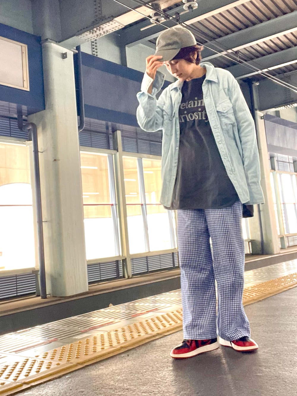 ブルー系のその他パンツ、グレー系のTシャツ/カットソー、ブルー系のシャツ/ブラウスを着用したレディースの夏コーディネートの1枚目の写真