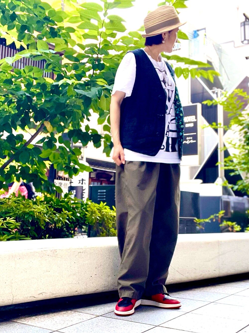 「夏コーデ、Tシャツ、バンドT、夏だ！Tシャツ着よう！、レイヤードスタイル、ベスト、ライブコーデ、イージーパンツ、スニーカー、NIKE、ジョーダン、ハット、ロゴT、アラフィフ、麦わら帽子」｜「BEAMSの古着で購入。メンズ。花柄生地とリバーシブル。（ベスト、ブラック系）」を使った、ike mieさん（骨格ナチュラル・レディース・158cm）の夏コーディネートの1枚目の写真